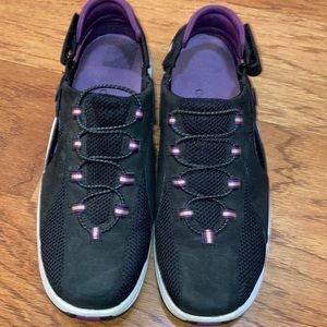Women’s NWOT Coke Haan sneaker sandals.